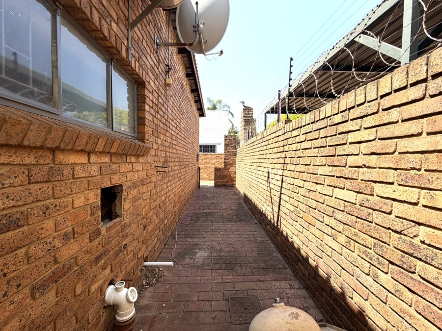  Bedroom Property for Sale in Rooihuiskraal Gauteng