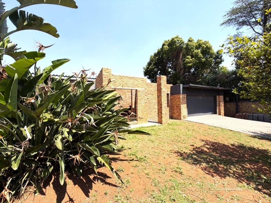  Bedroom Property for Sale in Rooihuiskraal Gauteng