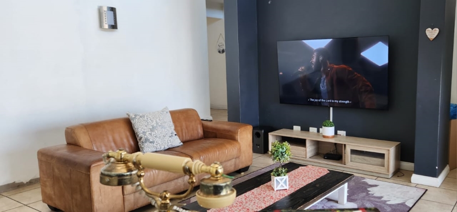 To Let  Bedroom Property for Rent in Greenstone Hill Gauteng