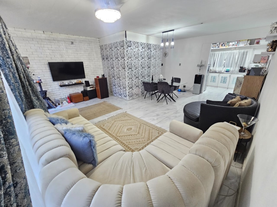 3 Bedroom Property for Sale in Eldoraigne Gauteng