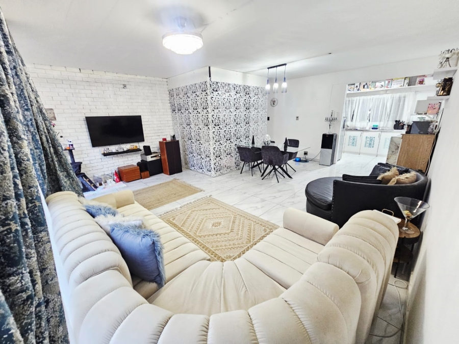 3 Bedroom Property for Sale in Eldoraigne Gauteng