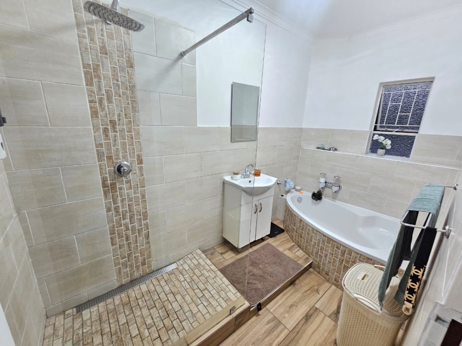 3 Bedroom Property for Sale in Eldoraigne Gauteng