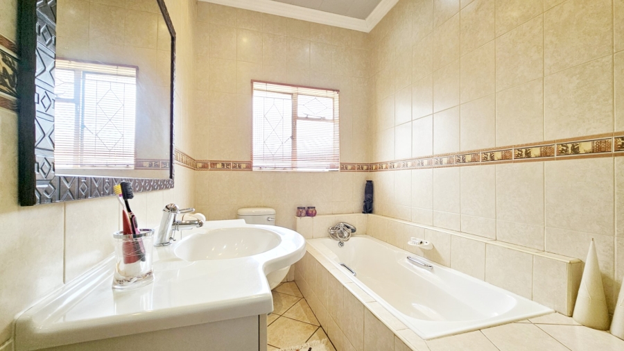 4 Bedroom Property for Sale in Three Rivers Proper Gauteng