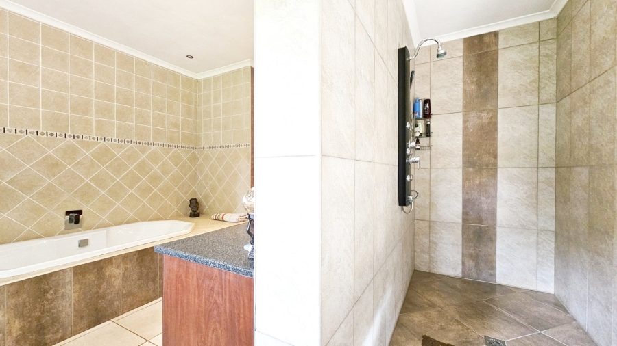 4 Bedroom Property for Sale in Three Rivers Proper Gauteng