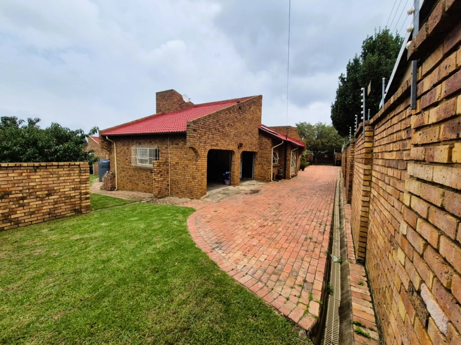 3 Bedroom Property for Sale in Country View Gauteng