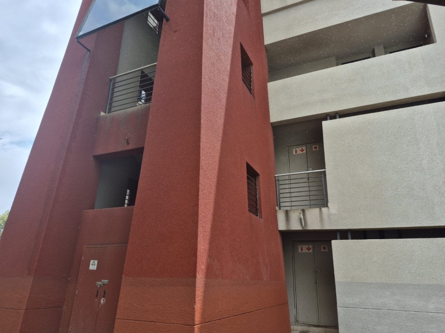 1 Bedroom Property for Sale in Rooihuiskraal North Gauteng