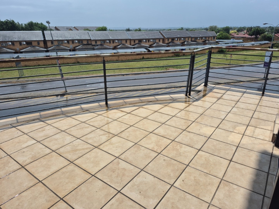 1 Bedroom Property for Sale in Rooihuiskraal North Gauteng