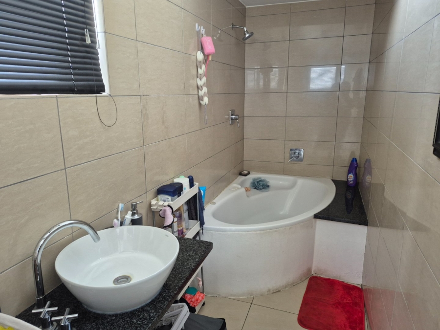 1 Bedroom Property for Sale in Rooihuiskraal North Gauteng