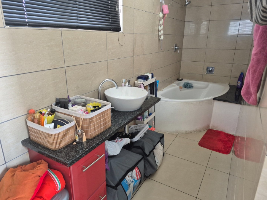 1 Bedroom Property for Sale in Rooihuiskraal North Gauteng