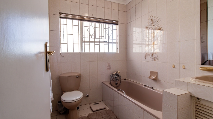 4 Bedroom Property for Sale in Mulbarton Gauteng