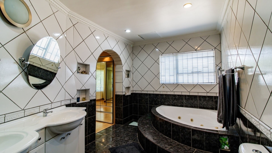 4 Bedroom Property for Sale in Mulbarton Gauteng