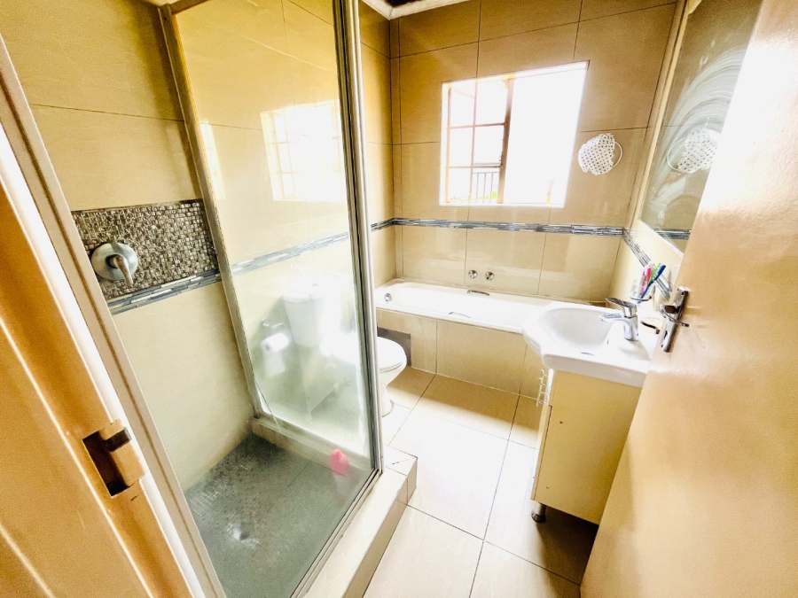 To Let 2 Bedroom Property for Rent in Buccleuch Gauteng