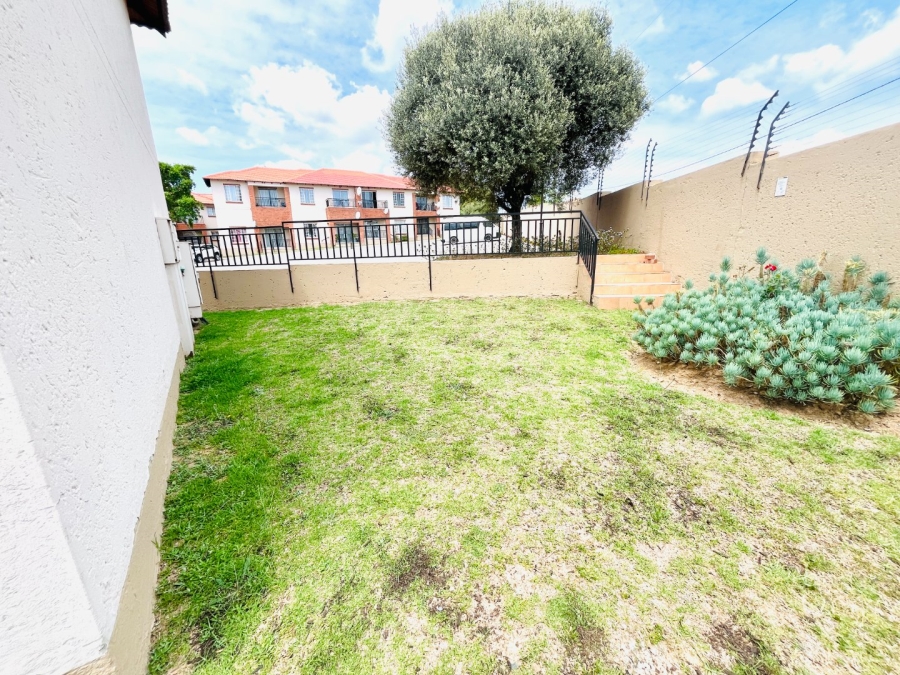 To Let 2 Bedroom Property for Rent in Buccleuch Gauteng