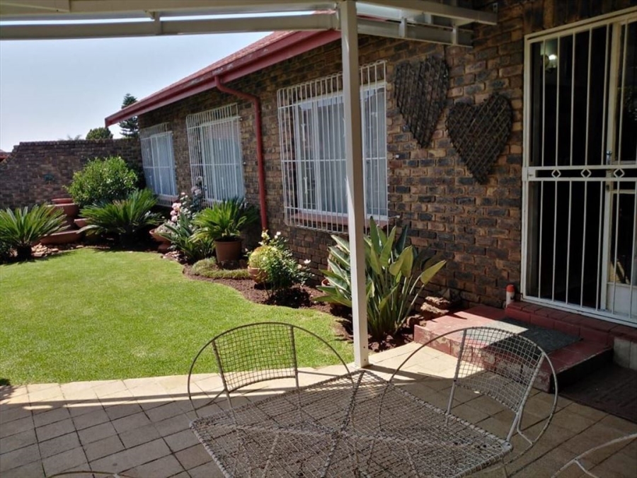 2 Bedroom Property for Sale in Birchleigh North Gauteng