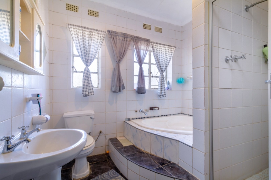 To Let 3 Bedroom Property for Rent in Kenmare Gauteng