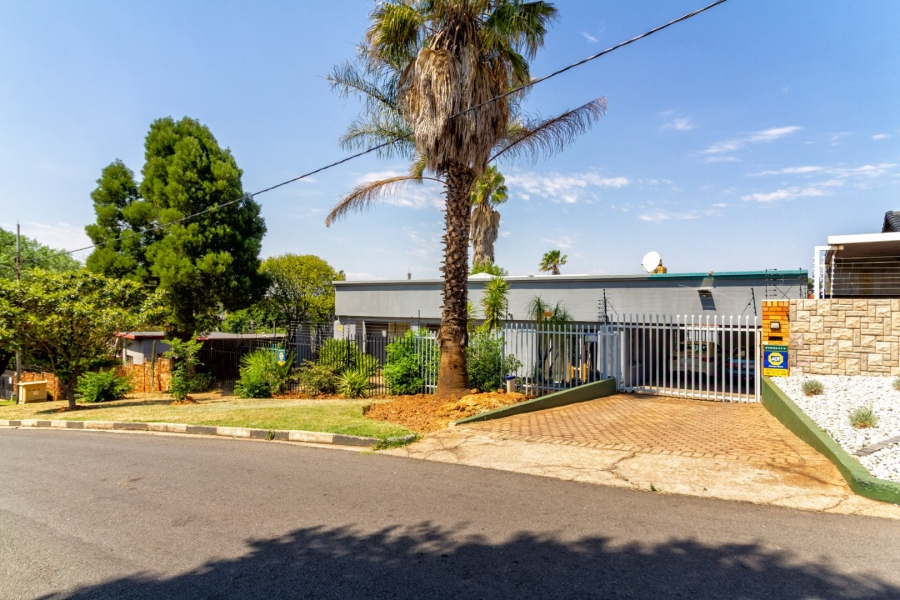 To Let 3 Bedroom Property for Rent in Kenmare Gauteng