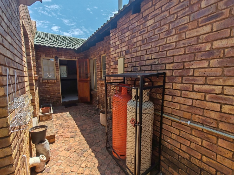 To Let 4 Bedroom Property for Rent in Doornpoort Gauteng