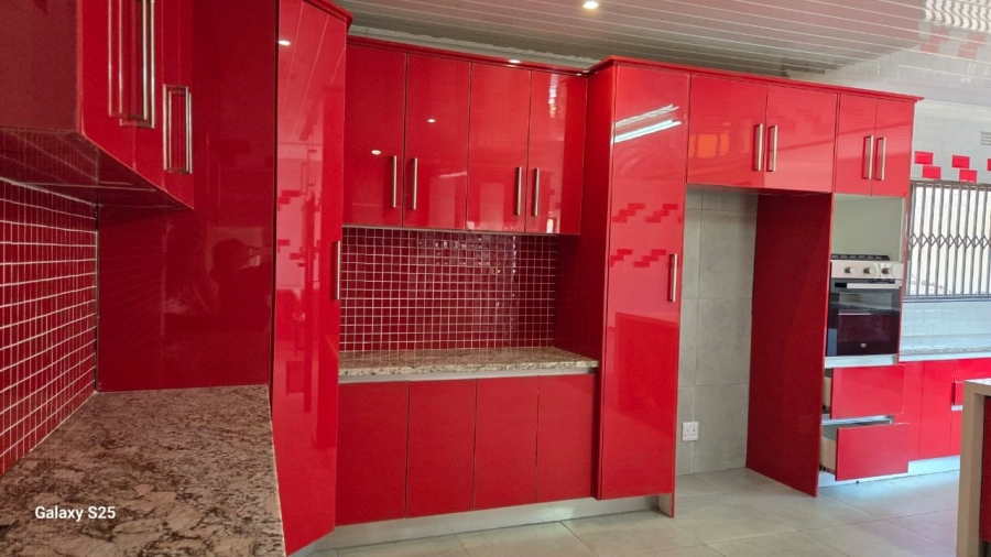 7 Bedroom Property for Sale in Sonneveld Gauteng