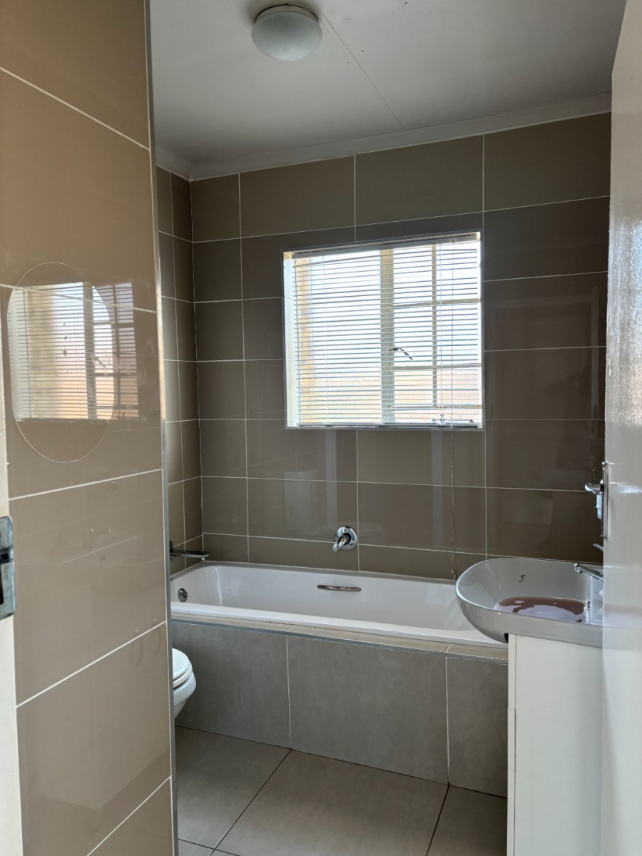 To Let 2 Bedroom Property for Rent in Noordwyk Gauteng