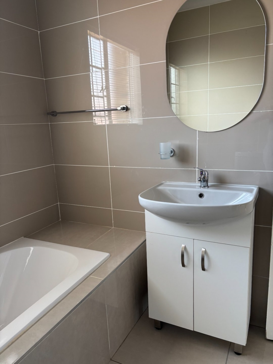 To Let 2 Bedroom Property for Rent in Noordwyk Gauteng