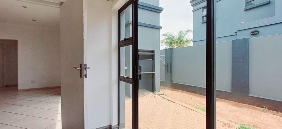 To Let 2 Bedroom Property for Rent in New Redruth Gauteng