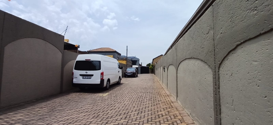 To Let 2 Bedroom Property for Rent in New Redruth Gauteng