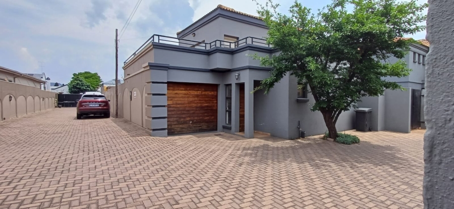 To Let 2 Bedroom Property for Rent in New Redruth Gauteng