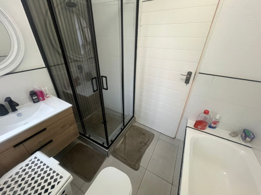 2 Bedroom Property for Sale in Vorna Valley Gauteng