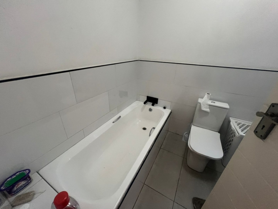 2 Bedroom Property for Sale in Vorna Valley Gauteng