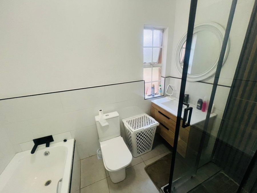 2 Bedroom Property for Sale in Vorna Valley Gauteng