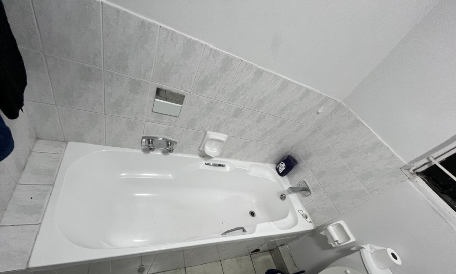 1 Bedroom Property for Sale in Vorna Valley Gauteng