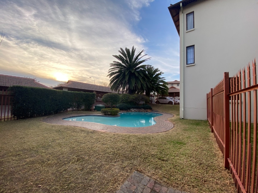 To Let 2 Bedroom Property for Rent in Fourways Gauteng