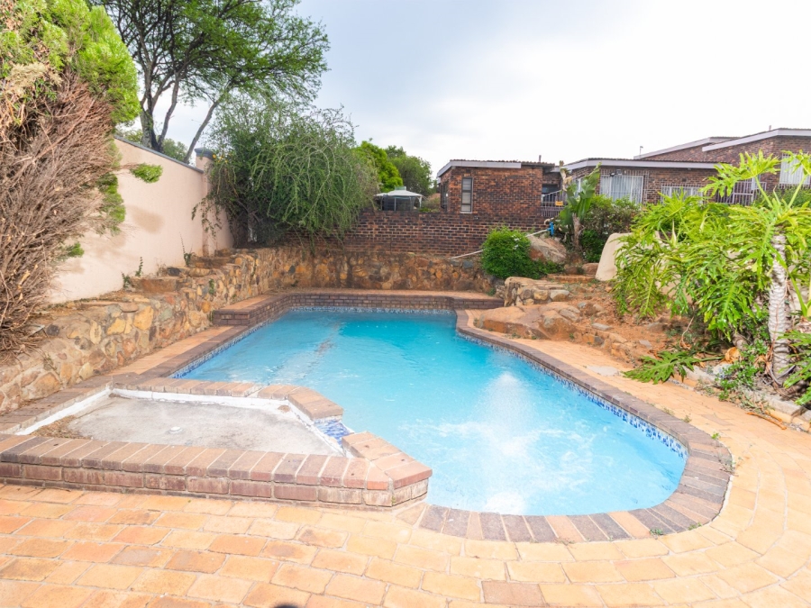 4 Bedroom Property for Sale in Mulbarton Gauteng