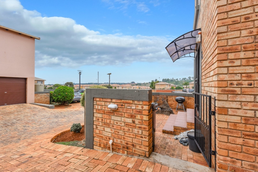 3 Bedroom Property for Sale in Wilgeheuwel Gauteng