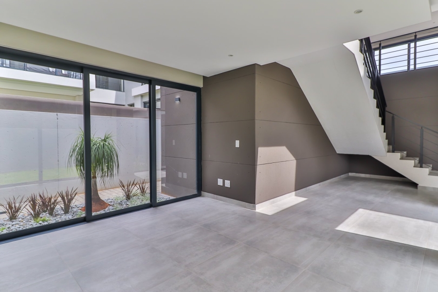 To Let 4 Bedroom Property for Rent in Sandown Gauteng