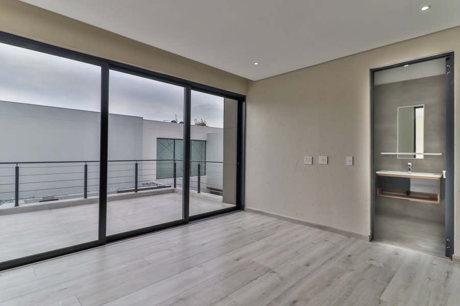 To Let 4 Bedroom Property for Rent in Sandown Gauteng