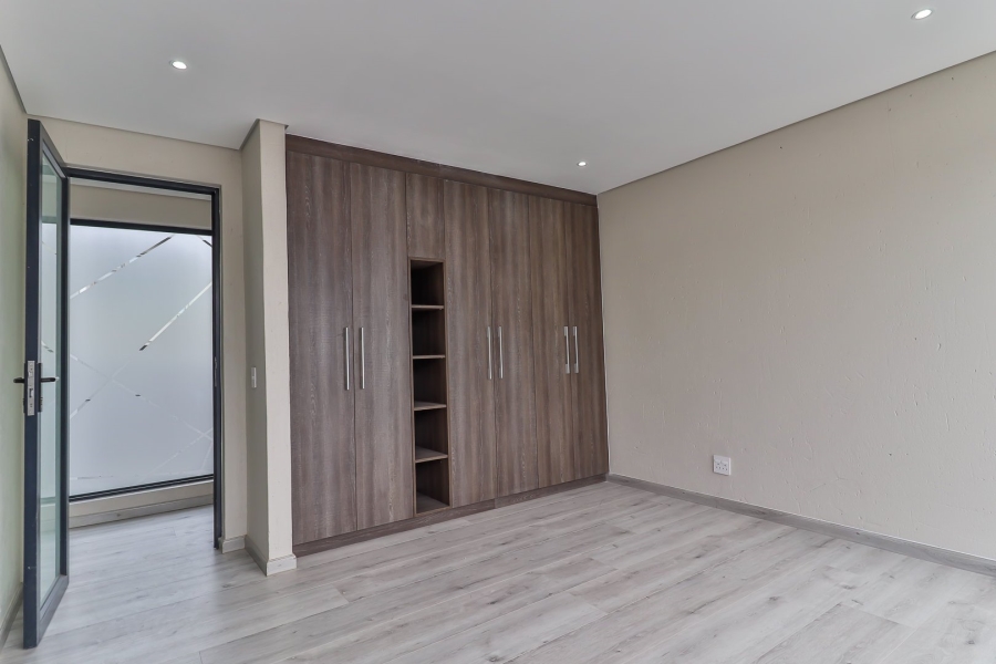 To Let 4 Bedroom Property for Rent in Sandown Gauteng