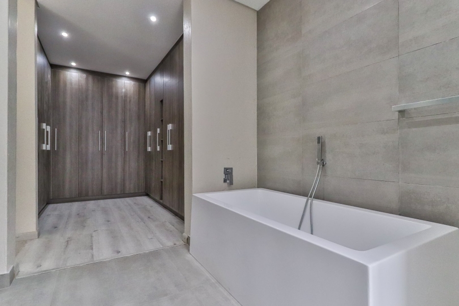 To Let 4 Bedroom Property for Rent in Sandown Gauteng