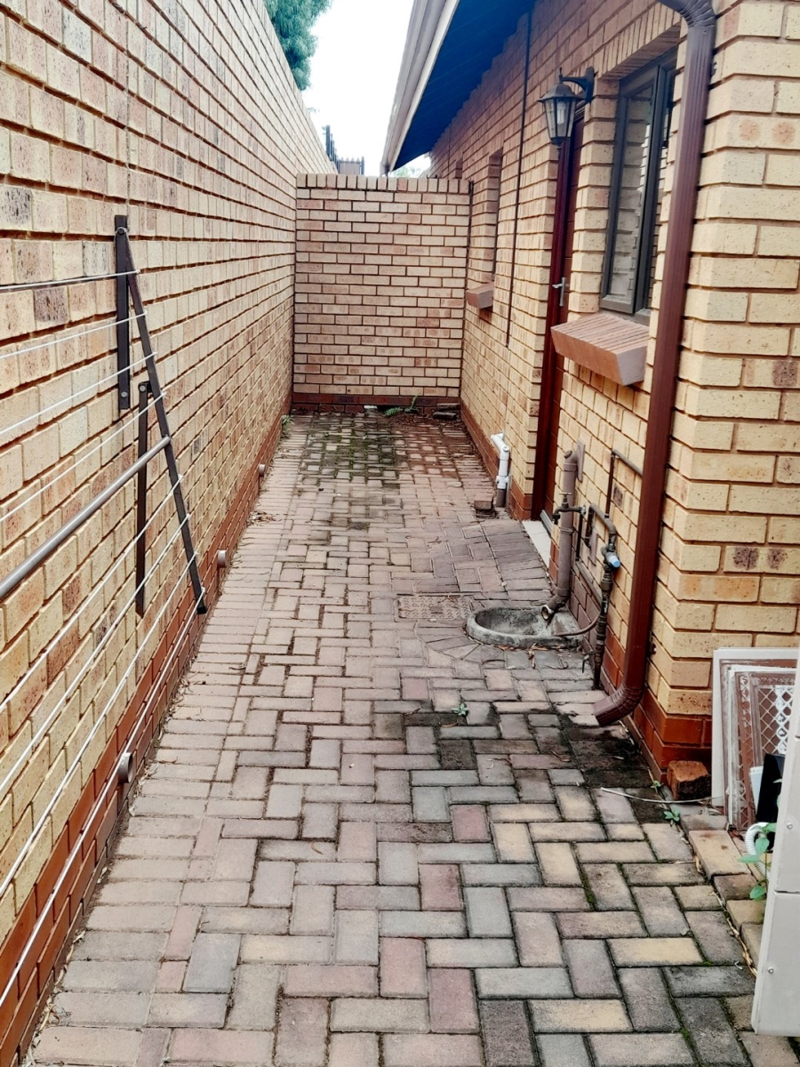 2 Bedroom Property for Sale in Eldoraigne Gauteng