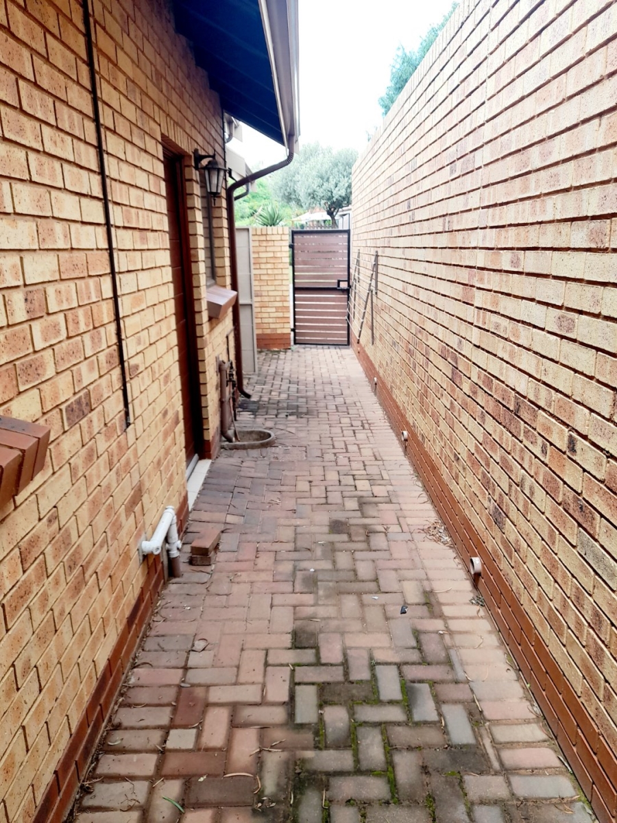 2 Bedroom Property for Sale in Eldoraigne Gauteng