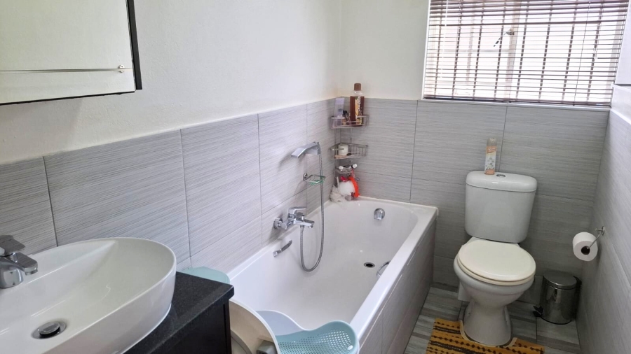 2 Bedroom Property for Sale in Noordwyk Gauteng