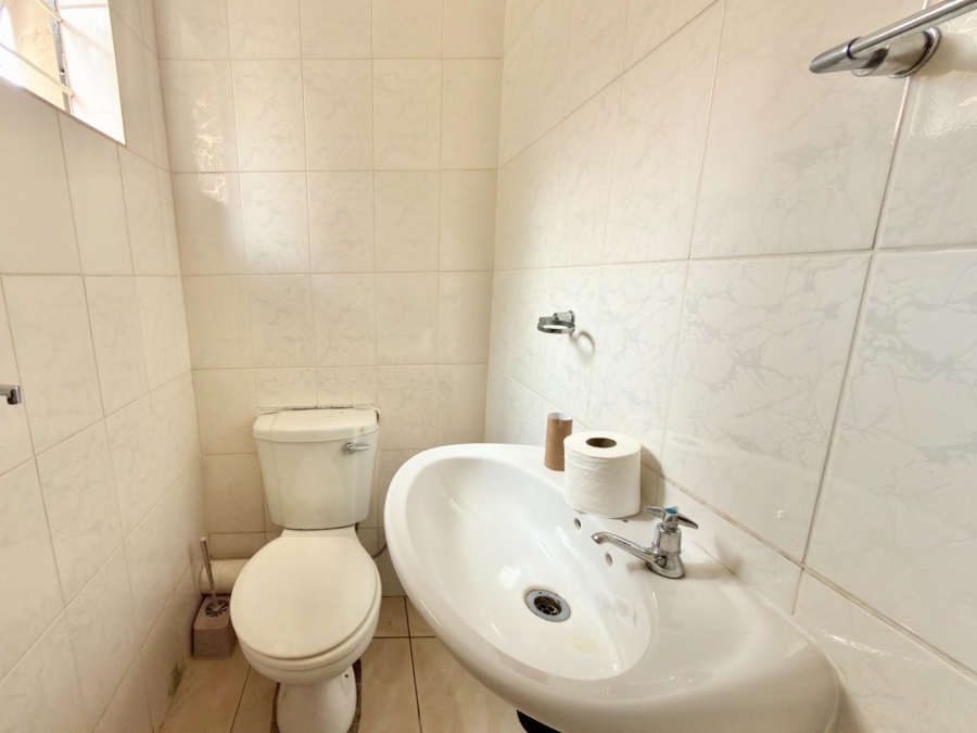 To Let 5 Bedroom Property for Rent in Ridgeway Gauteng