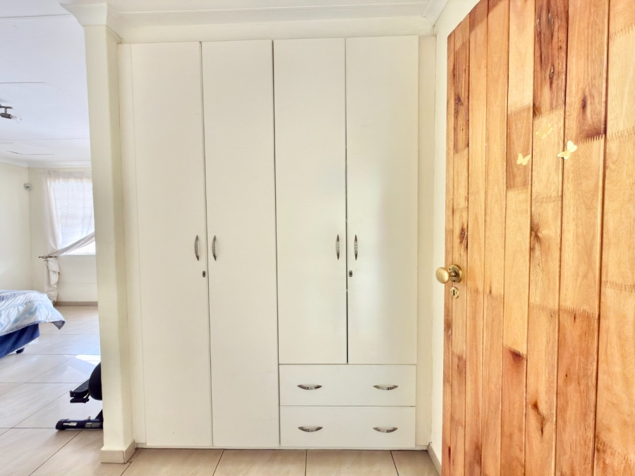 To Let 5 Bedroom Property for Rent in Ridgeway Gauteng