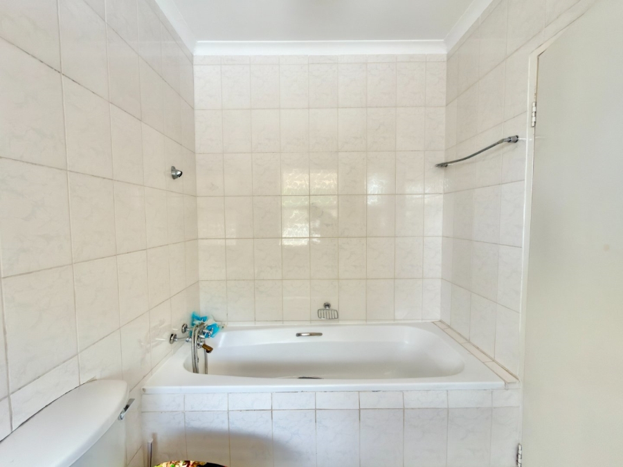 To Let 5 Bedroom Property for Rent in Ridgeway Gauteng