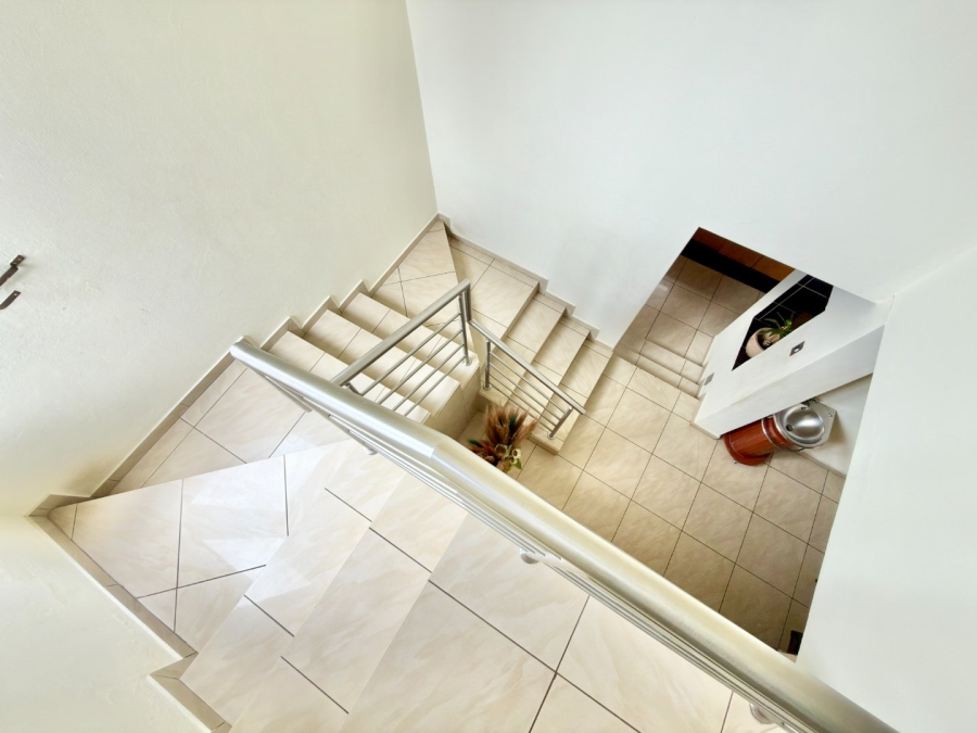 To Let 5 Bedroom Property for Rent in Ridgeway Gauteng