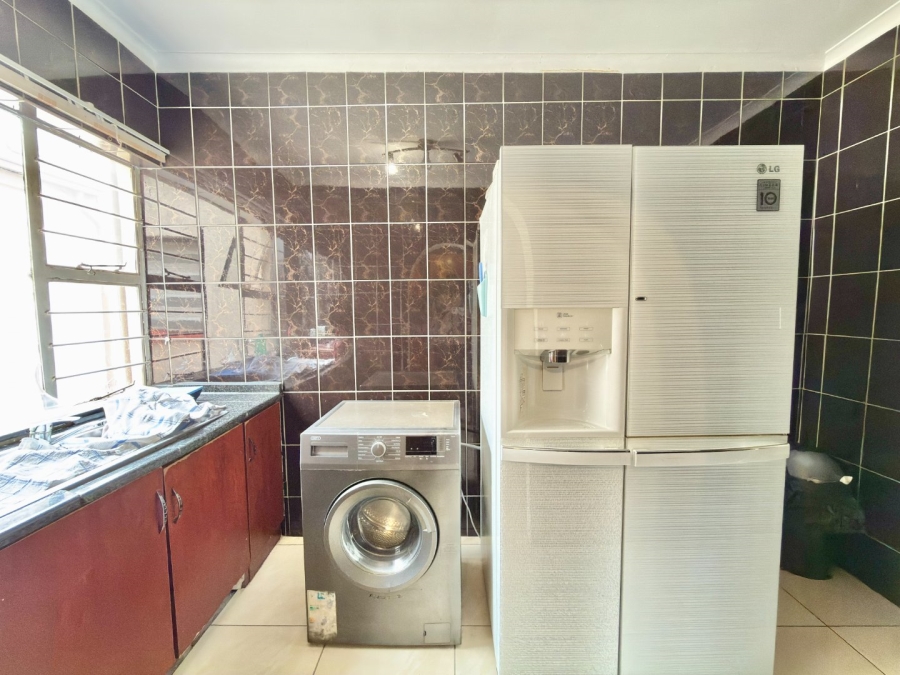 To Let 5 Bedroom Property for Rent in Ridgeway Gauteng