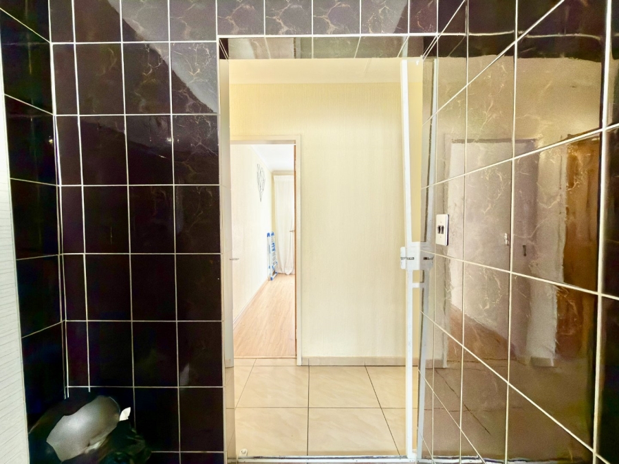 To Let 5 Bedroom Property for Rent in Ridgeway Gauteng