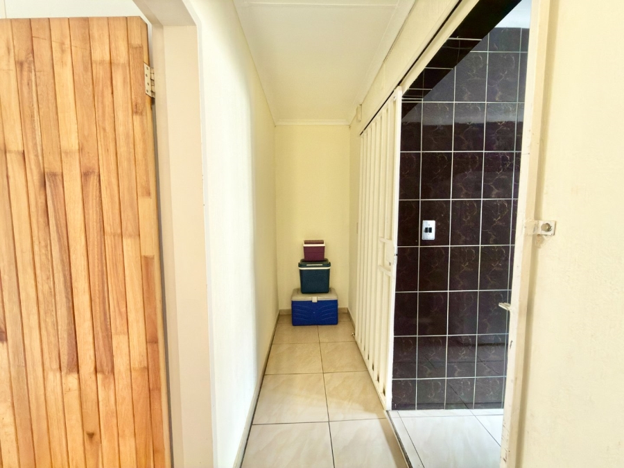 To Let 5 Bedroom Property for Rent in Ridgeway Gauteng