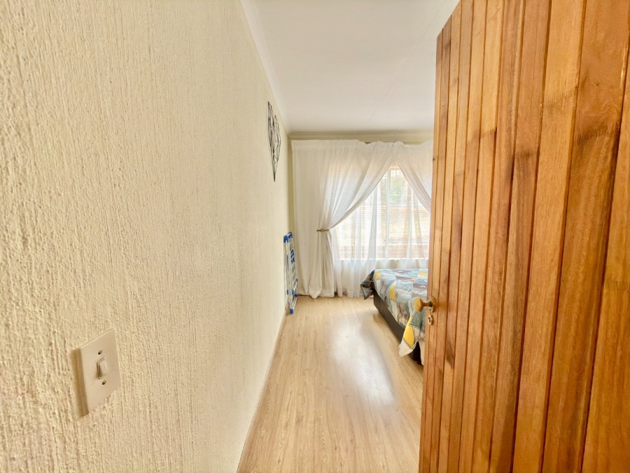 To Let 5 Bedroom Property for Rent in Ridgeway Gauteng