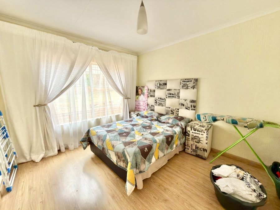 To Let 5 Bedroom Property for Rent in Ridgeway Gauteng